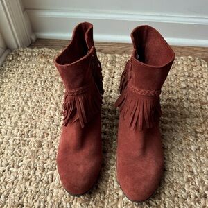 Rust orange red fringe Gianni bini ankle boots nwot Aprox 2” heel suede fringe